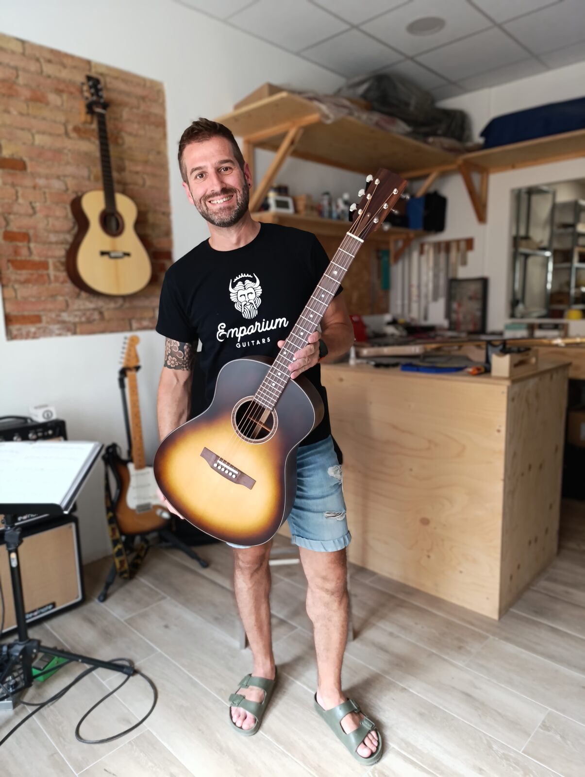 Marc Zamora con su guitarra en el taller