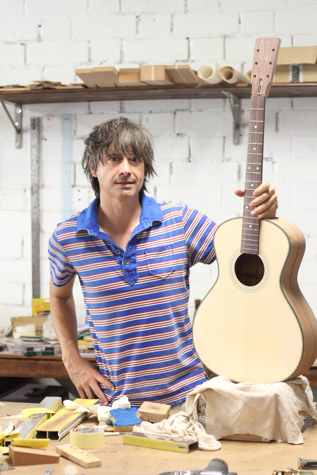 Iván con su guitarra en el taller