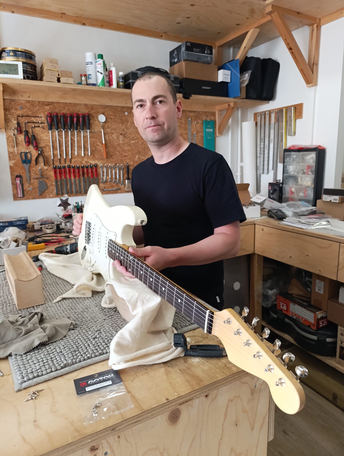 Eneko con su guitarra en el taller