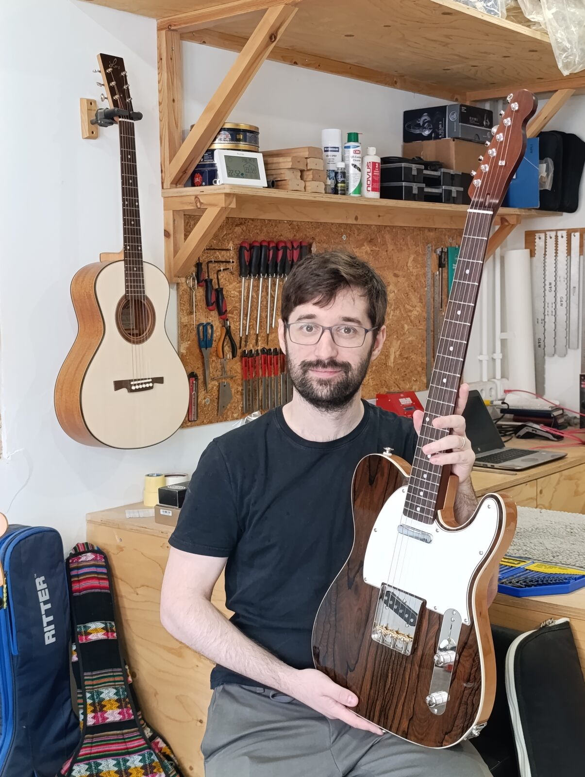 Luis con su guitarra en el taller